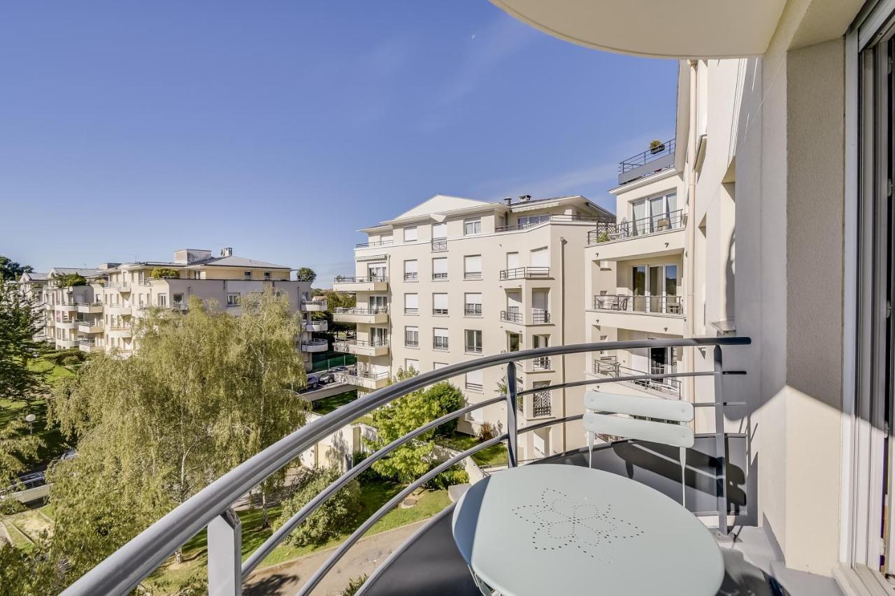 Chic Apart With Parking And Balcony Apartment Cergy Exterior photo