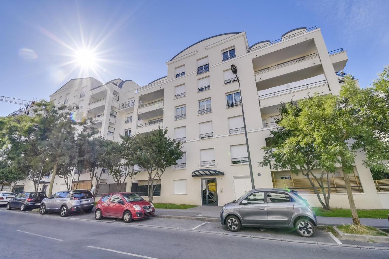 Chic Apart With Parking And Balcony Apartment Cergy Exterior photo