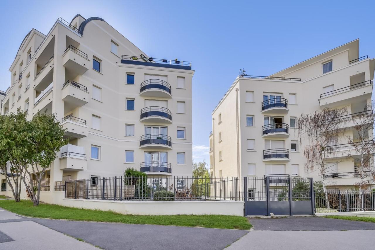 Chic Apart With Parking And Balcony Apartment Cergy Exterior photo